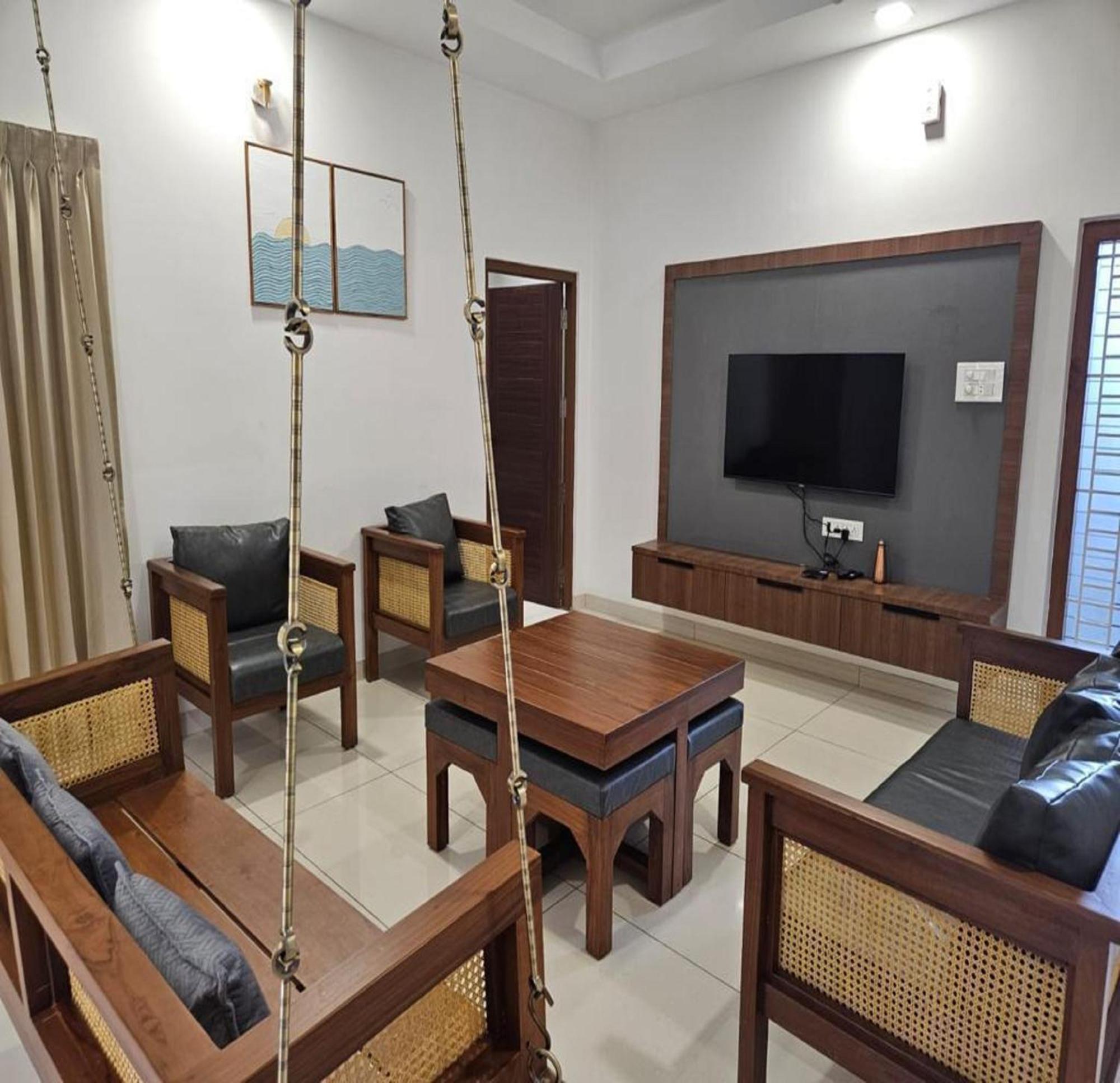 Thulasi Avenue Inn Pollāchi Exterior foto