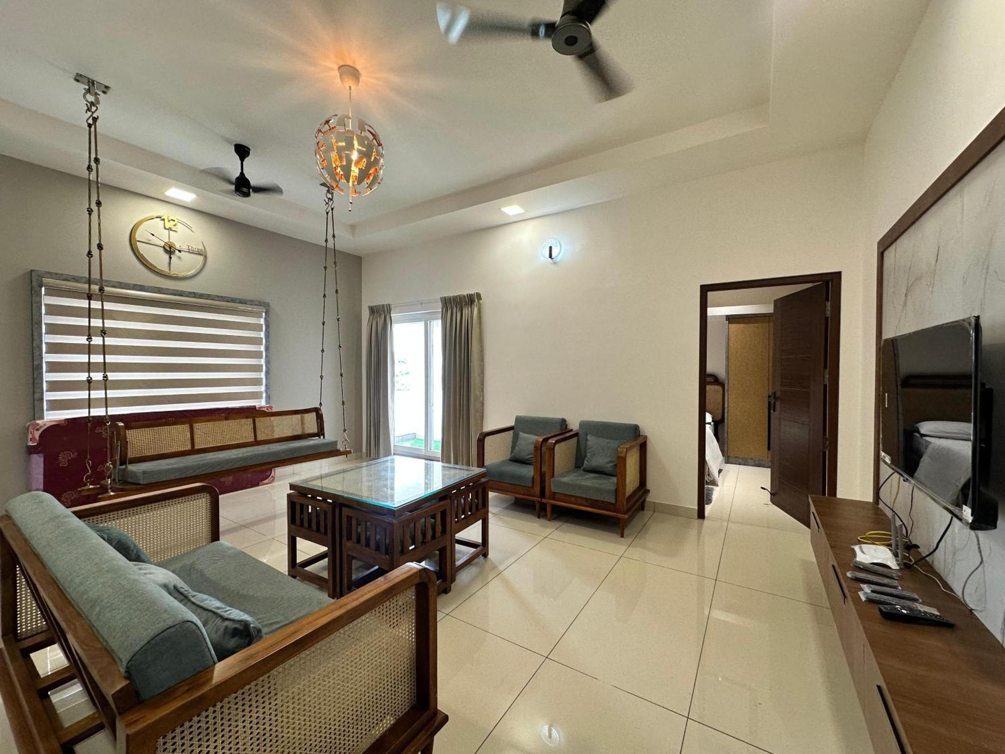 Thulasi Avenue Inn Pollāchi Exterior foto